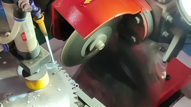 كيفية اختيار حجم حبيبات الماس المناسب لطحن الزجاج